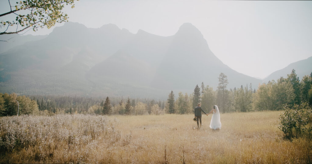 Small mountain wedding inspiration featuring a couple in Canmore, Alberta.